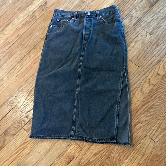 Levi’s Jean Skirt Black Denim Midi Skirt size 28 Women’s Side Slit - Picture 1 of 7
